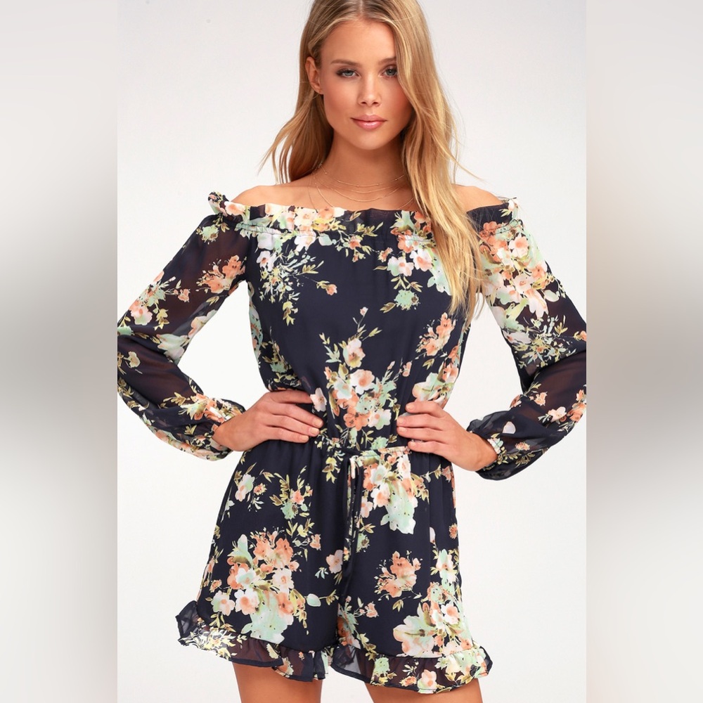 🆕(NWT) LULUs Navy Blue Floral Print Off-the-Shoulder Romper.  Size SMALL
